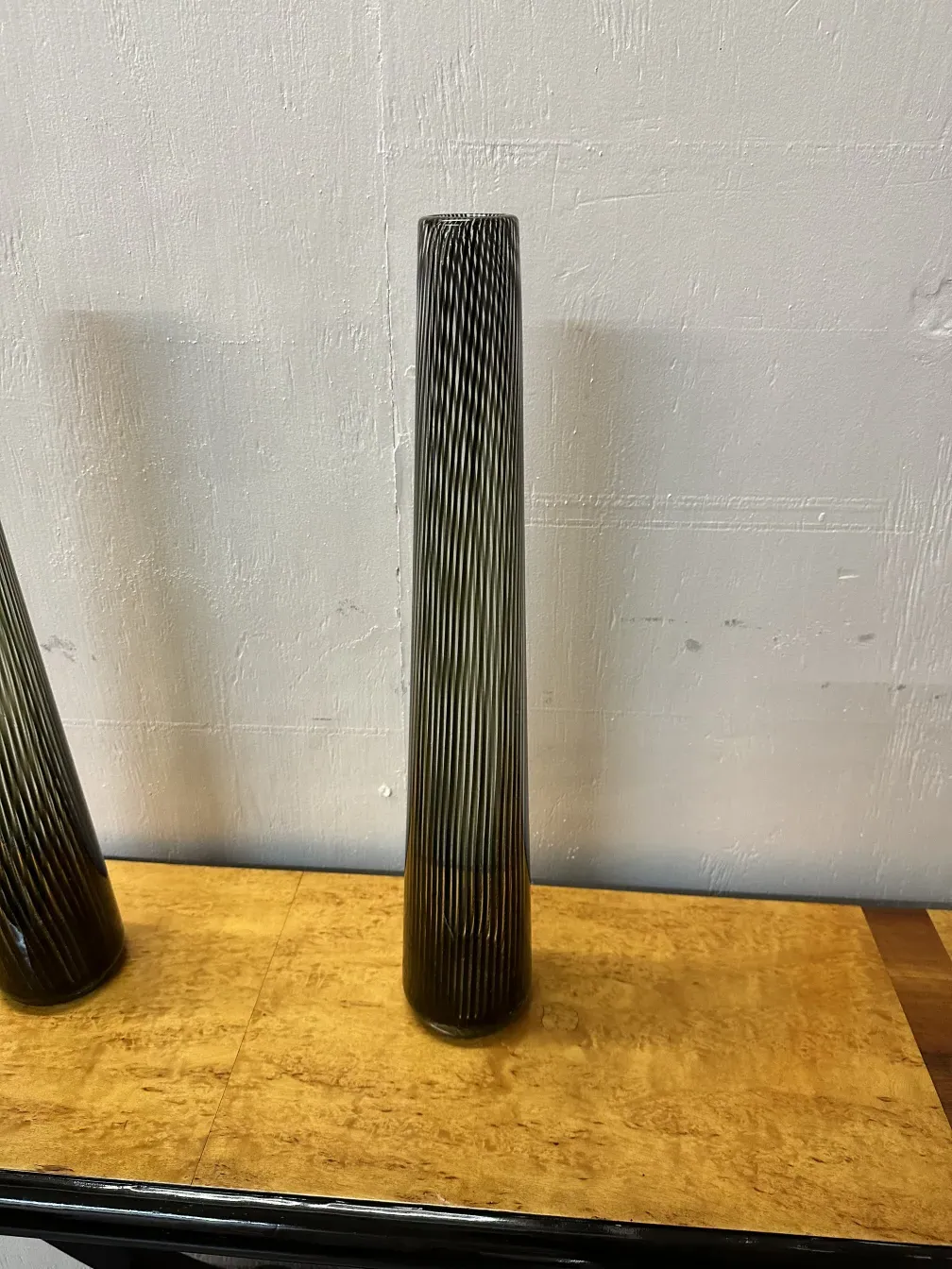 2 floreros antiguos de Murano con diseño único en un ambiente elegante.