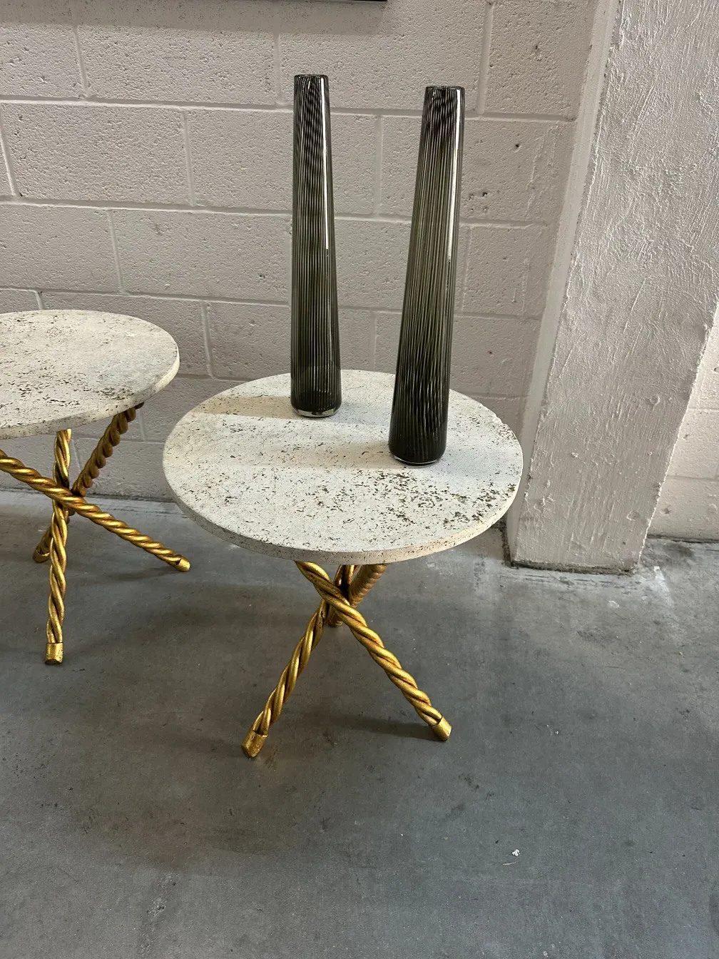 2 vases anciens murano avec design élégant, décorant un cadre moderne.