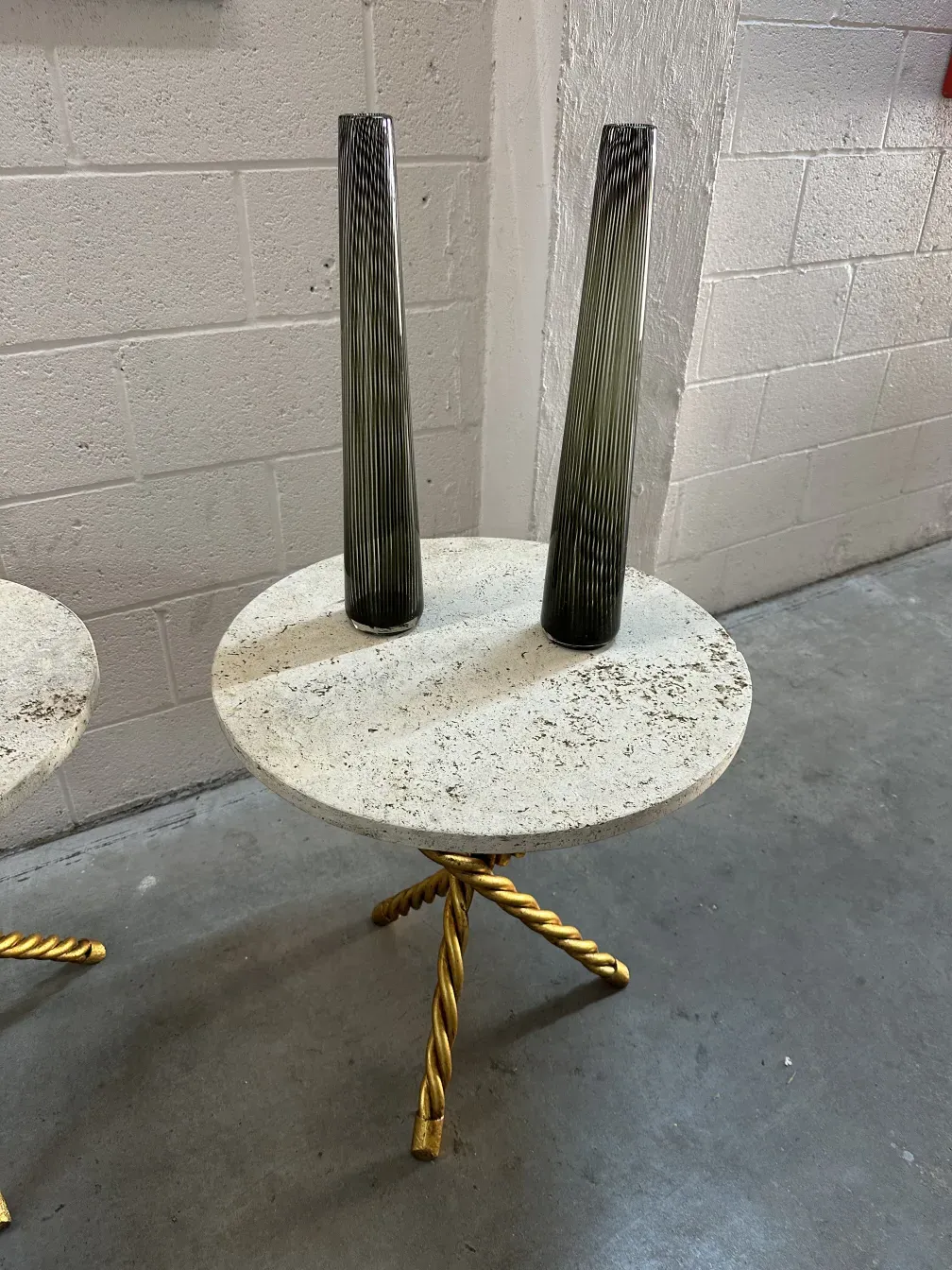 2 антикварные вазы murano с элегантным дизайном, украшающие стол, нейтральный фон