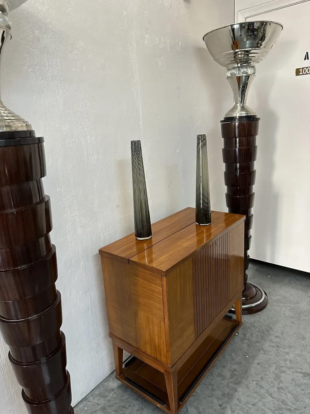 Due vasi antichi murano decorativi con finitura lucida in un ambiente moderno.