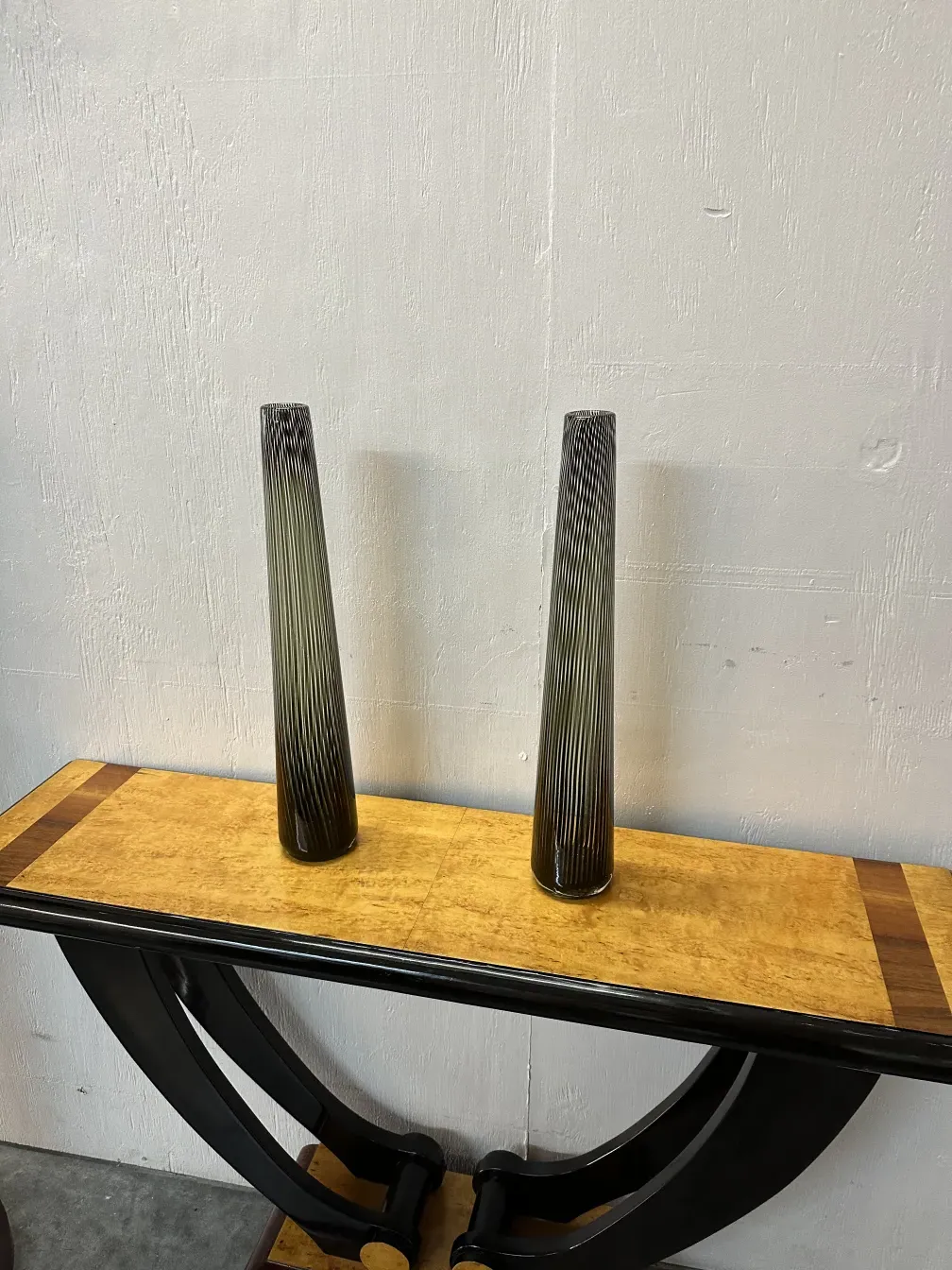 Dois vasos antigos decorativos de Murano em uma mesa