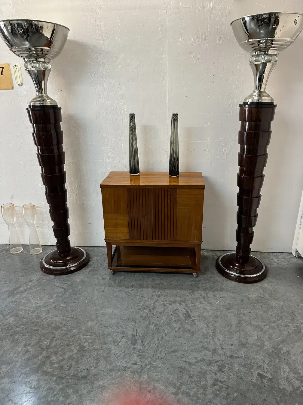 Dois elegantes vasos antigos murano em um ambiente moderno.