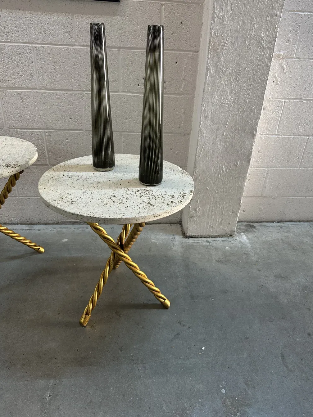 Due vasi antichi murano con dettagli decorativi