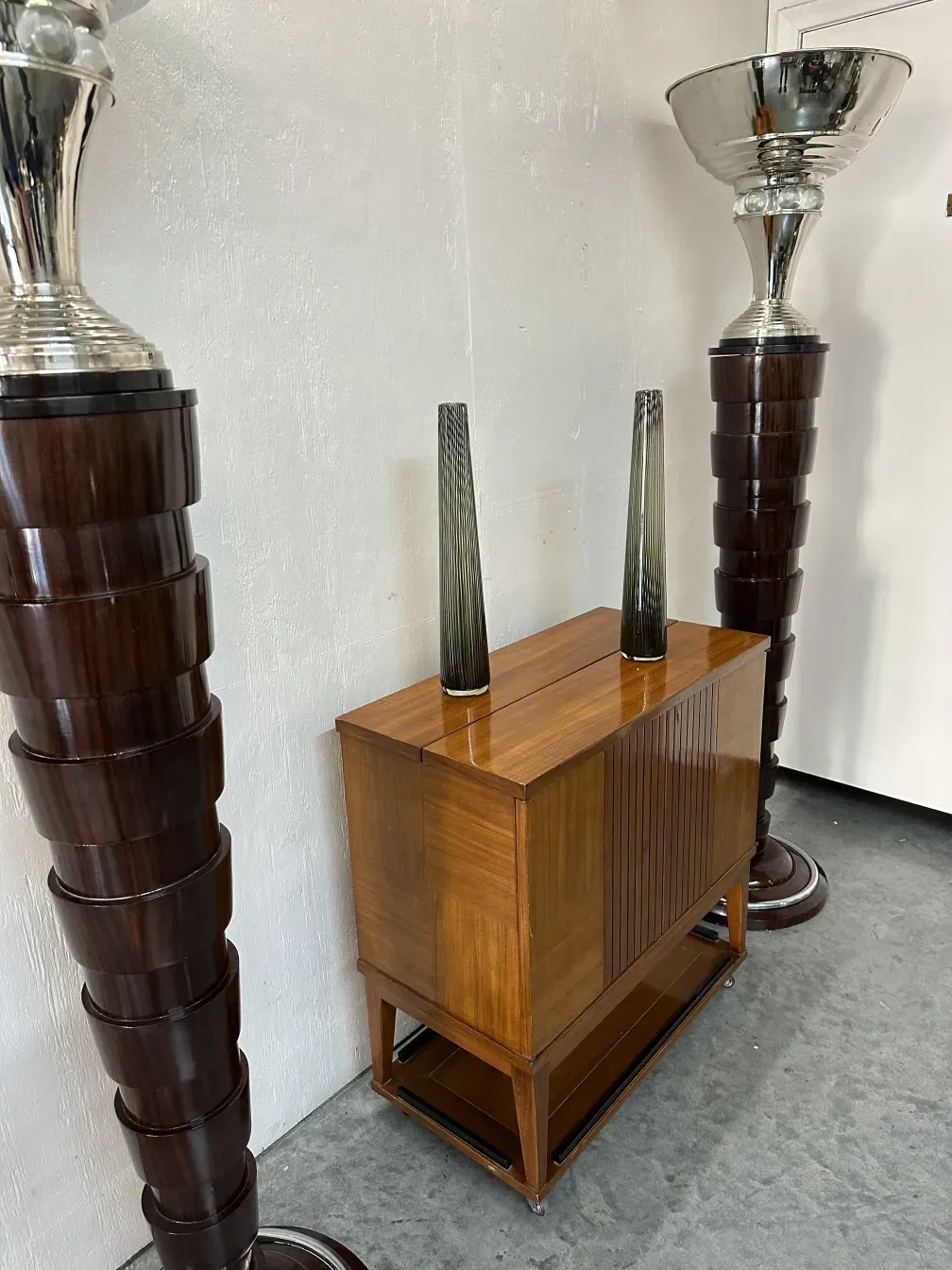 2 floreros antiguos de Murano, decorativos y elegantes en un ambiente moderno.