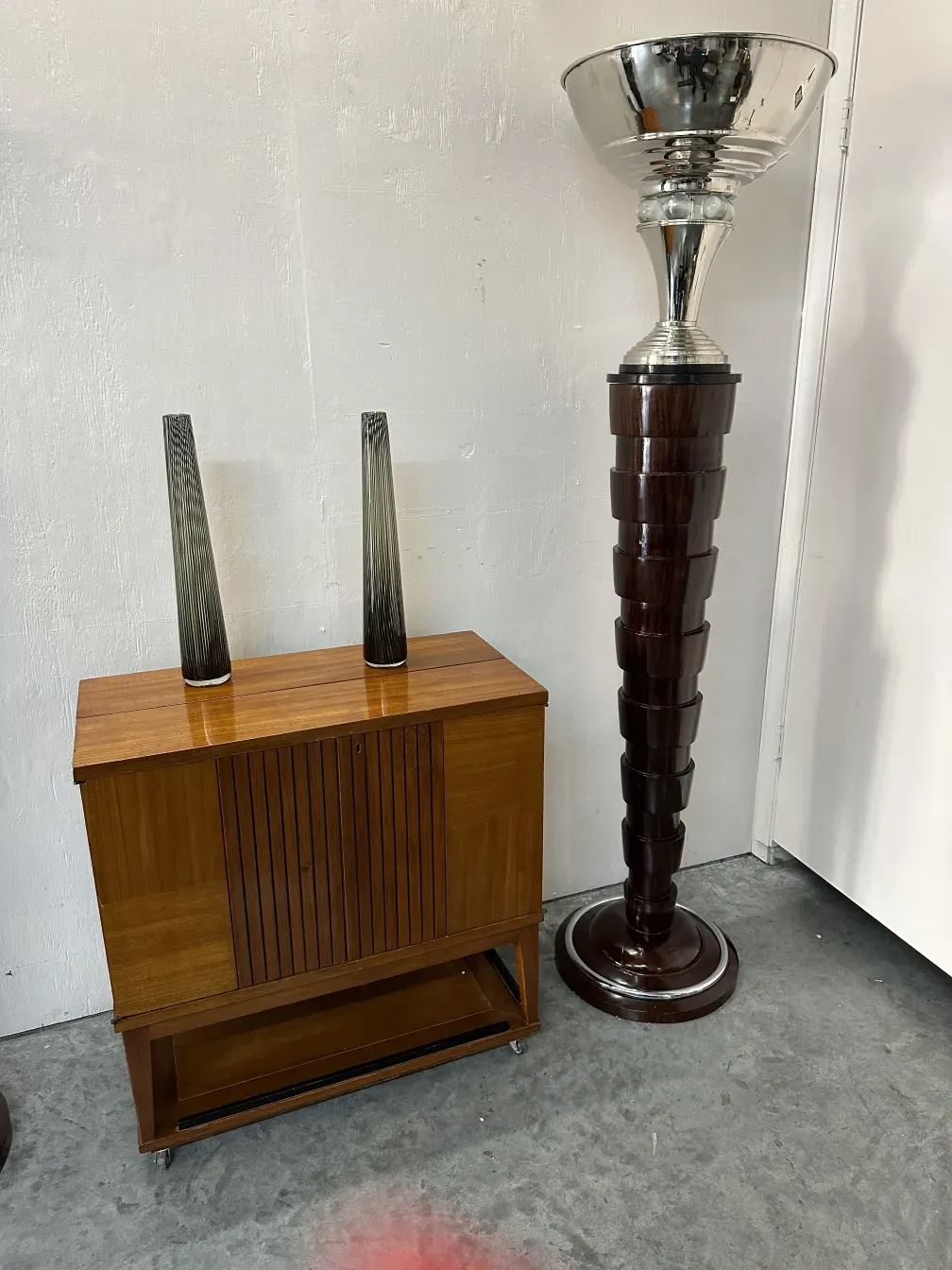 Deux vases anciens de Murano avec un design élégant dans un cadre minimaliste.