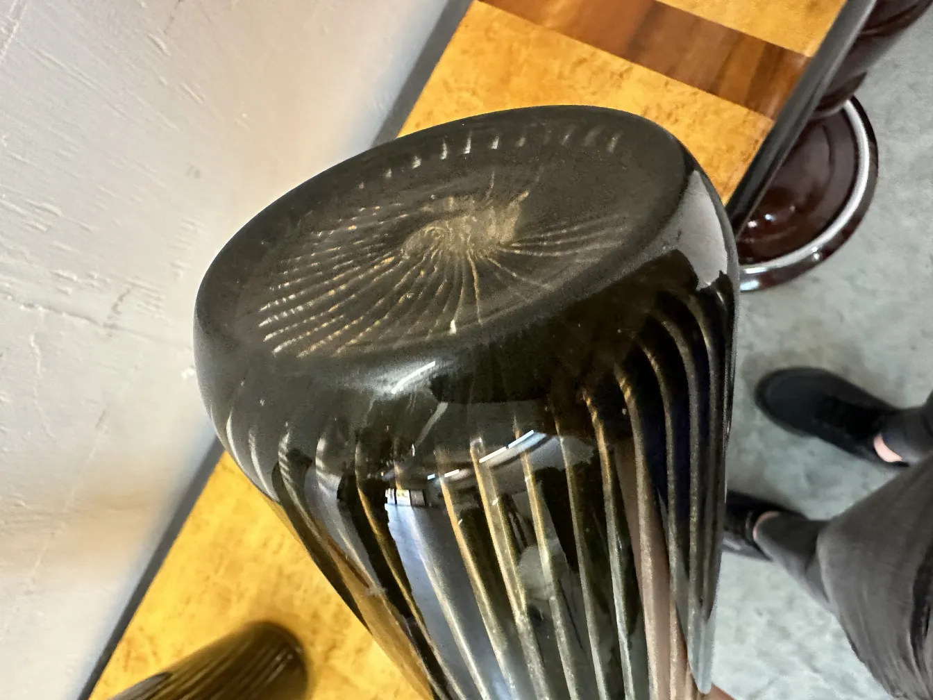 antiguos floreros de murano con diseño elegante, ambiente decorativo