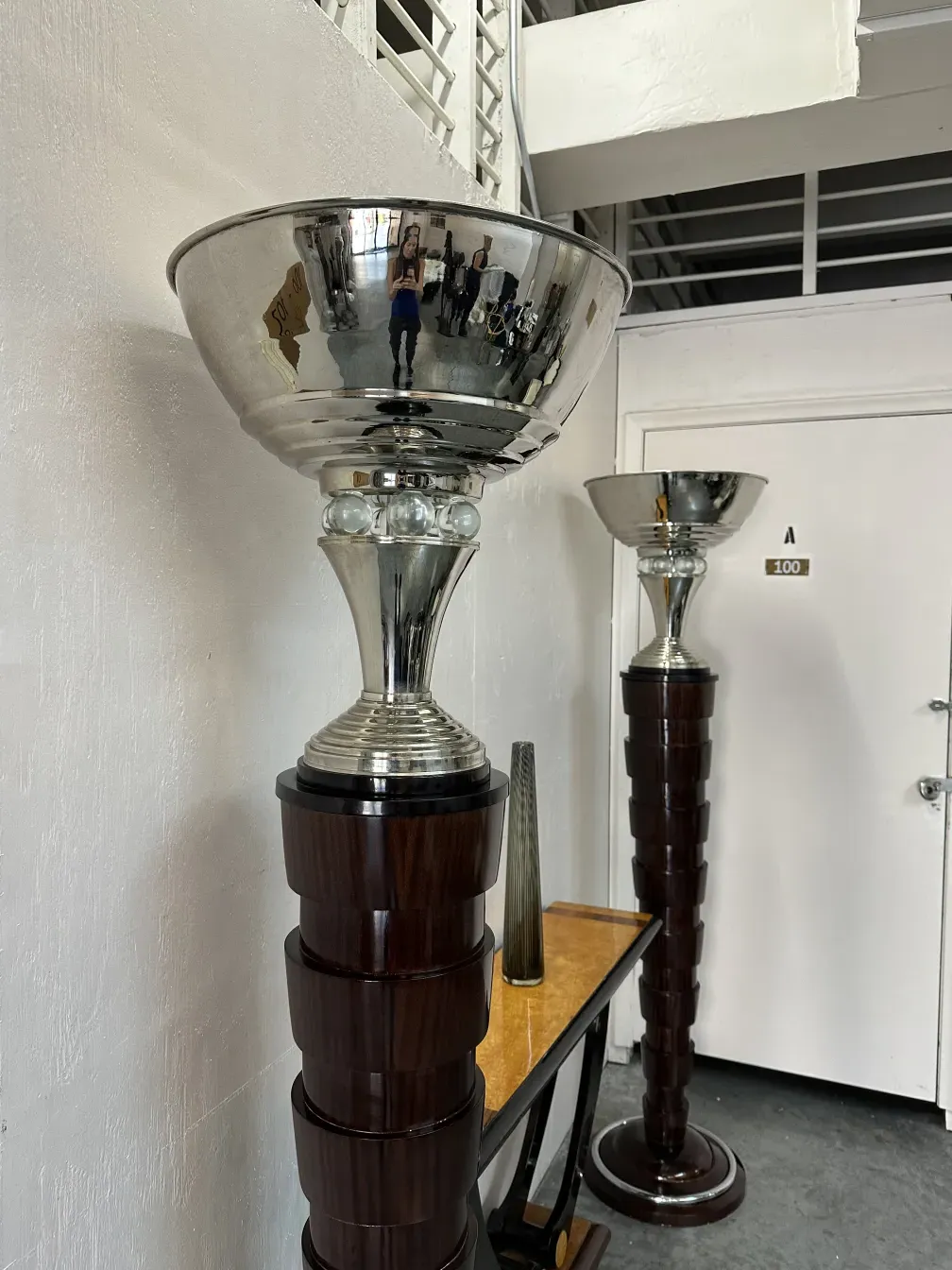 dois vaso antigo murano com detalhes decorativos, fundo branco elegante