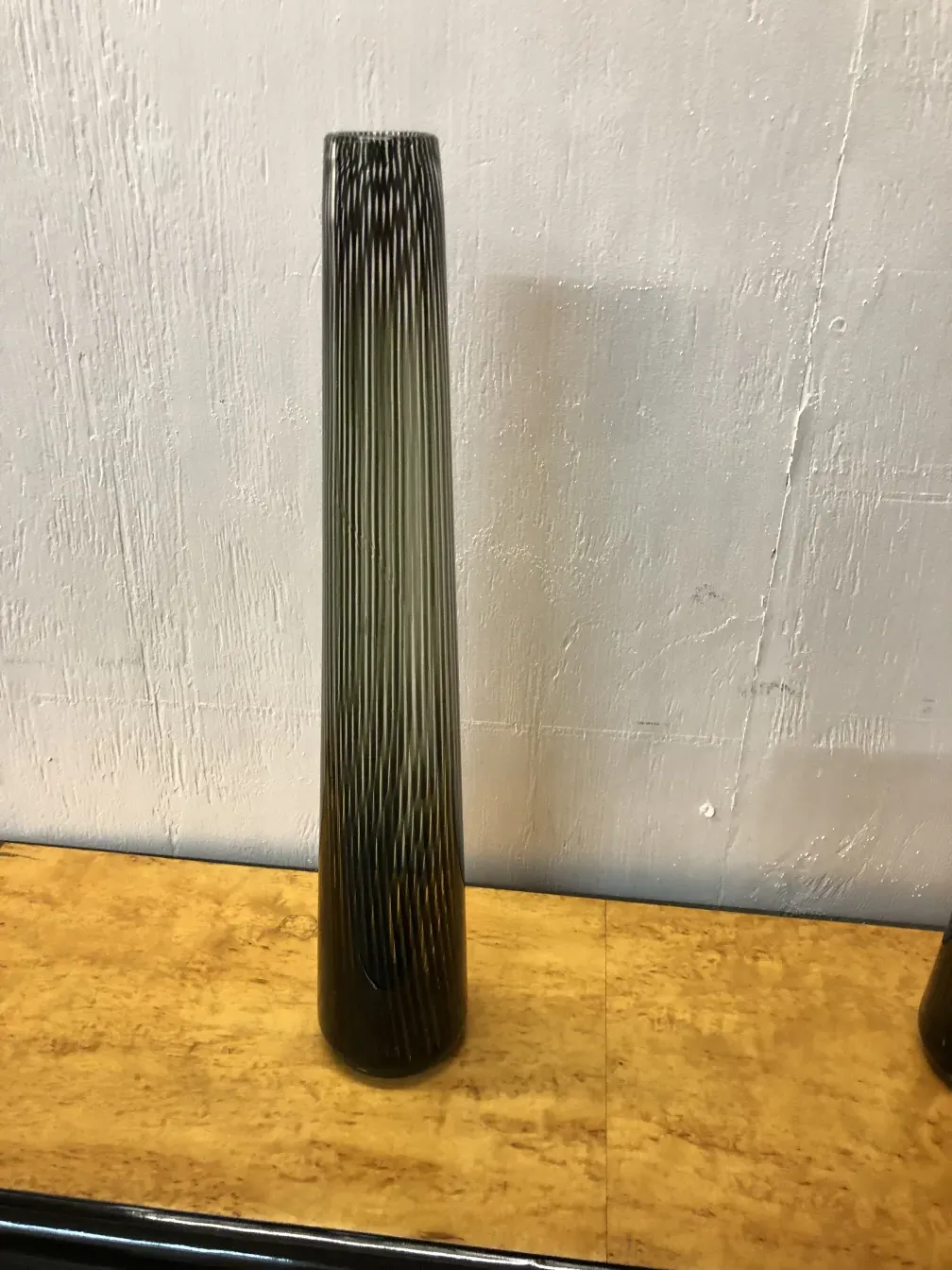 古いムラーノ花瓶2個、スタイリッシュでエレガント、懐かしい雰囲気の中で。