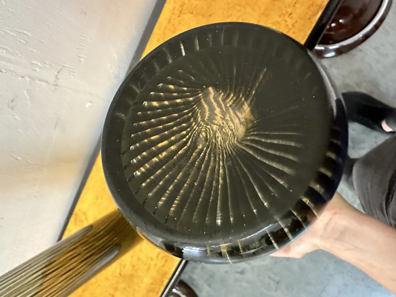 Vista superior de dos florero antiguo murano en un entorno moderno