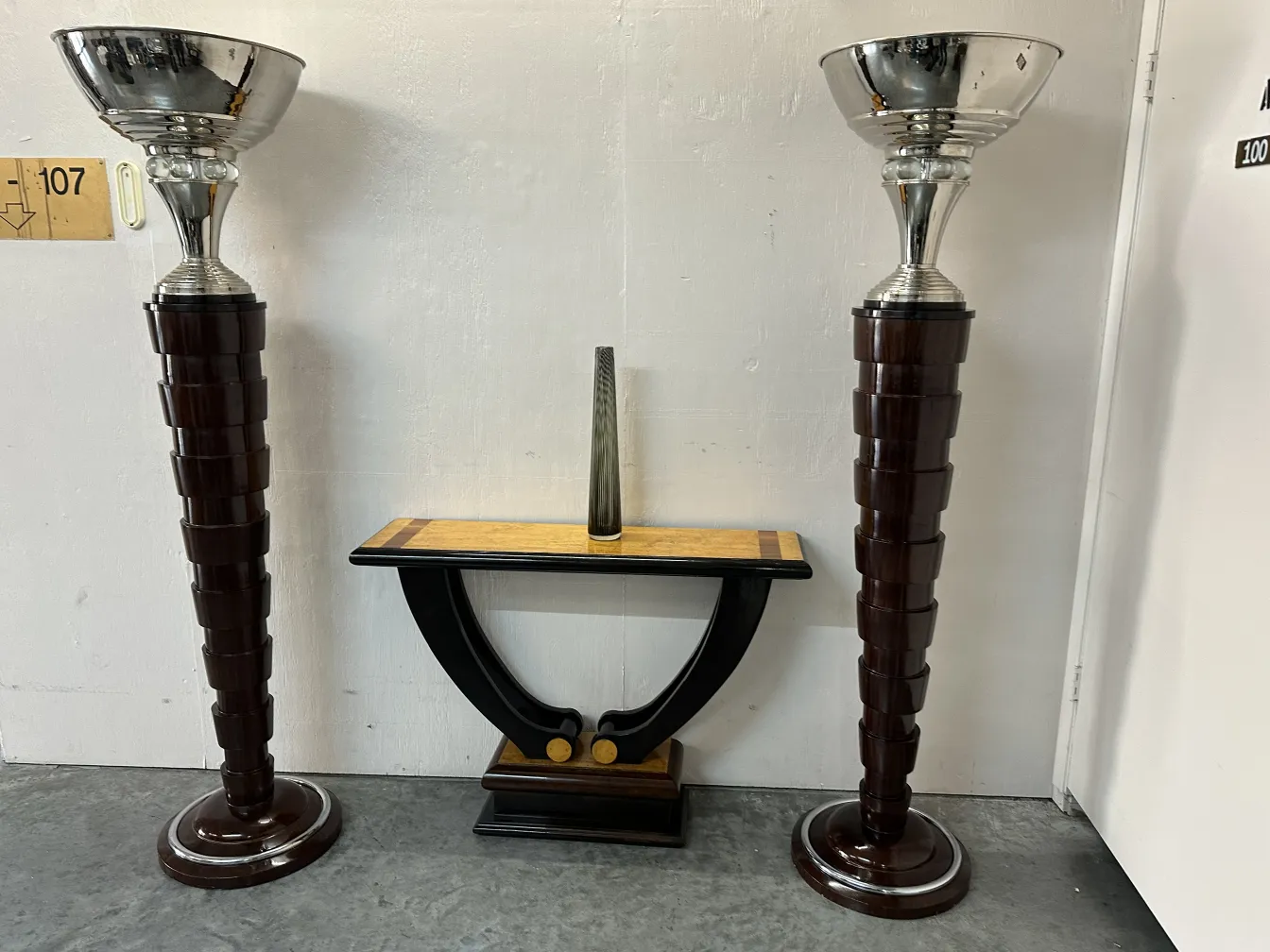 Deux vases anciens de Murano avec des bases élégantes