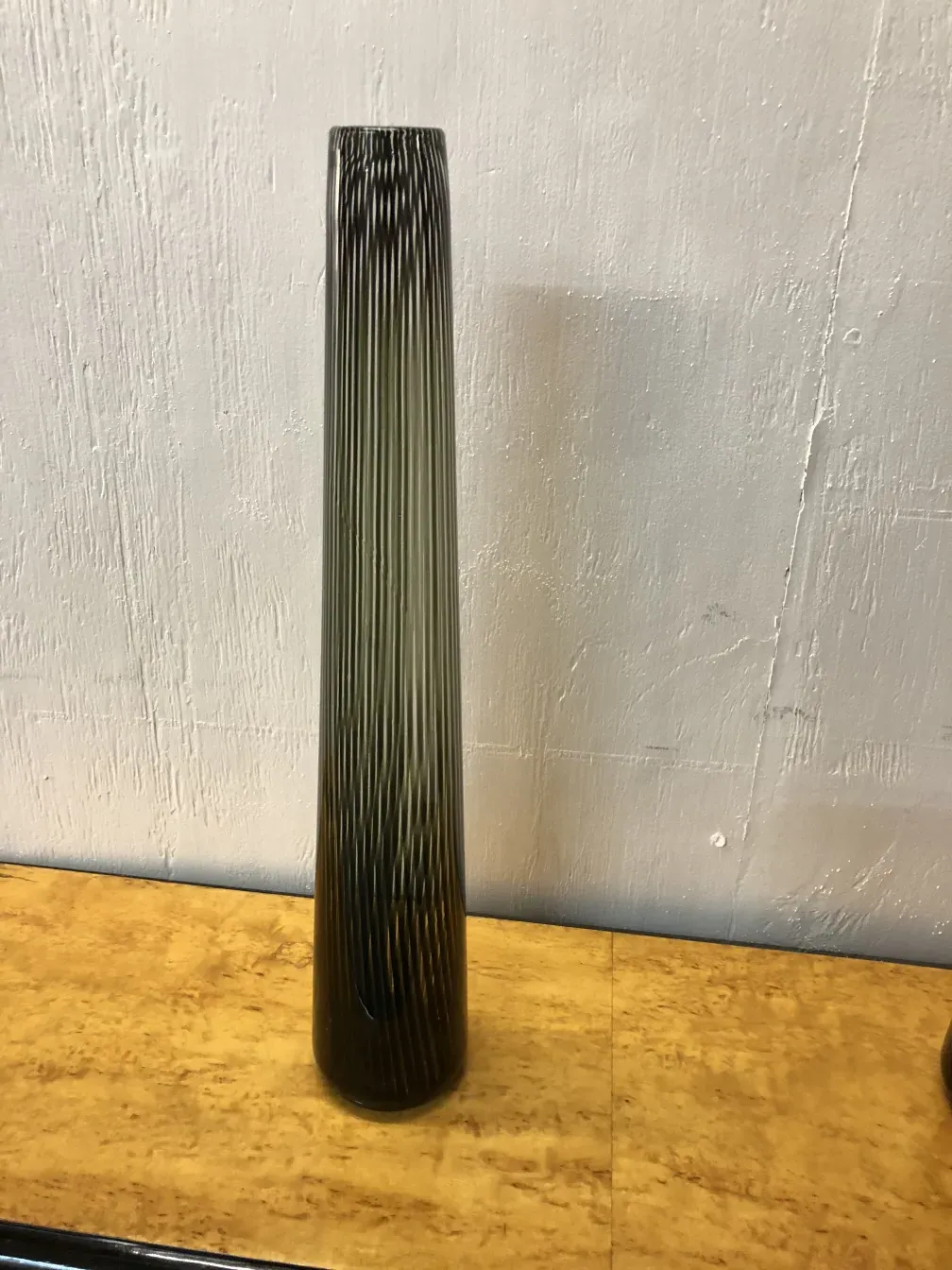 zwei antike Vasen aus Murano mit elegantem Design und vertikalen Linien.