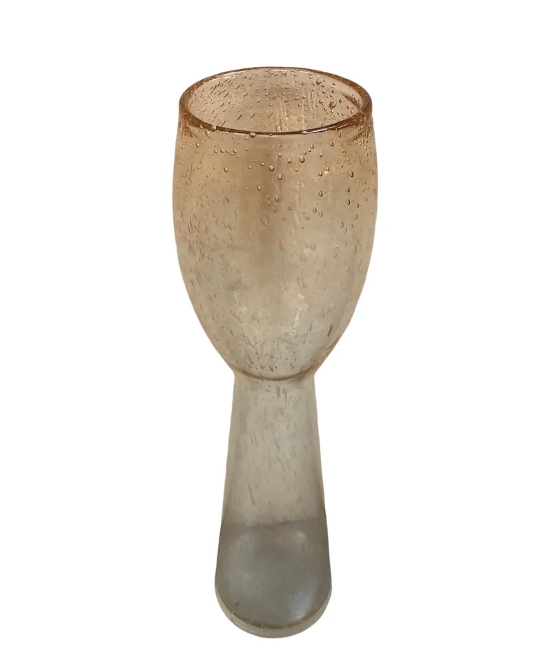 Deux vases anciens de murano avec une forme élégante, couleur claire et des bulles décoratives, sur fond blanc.