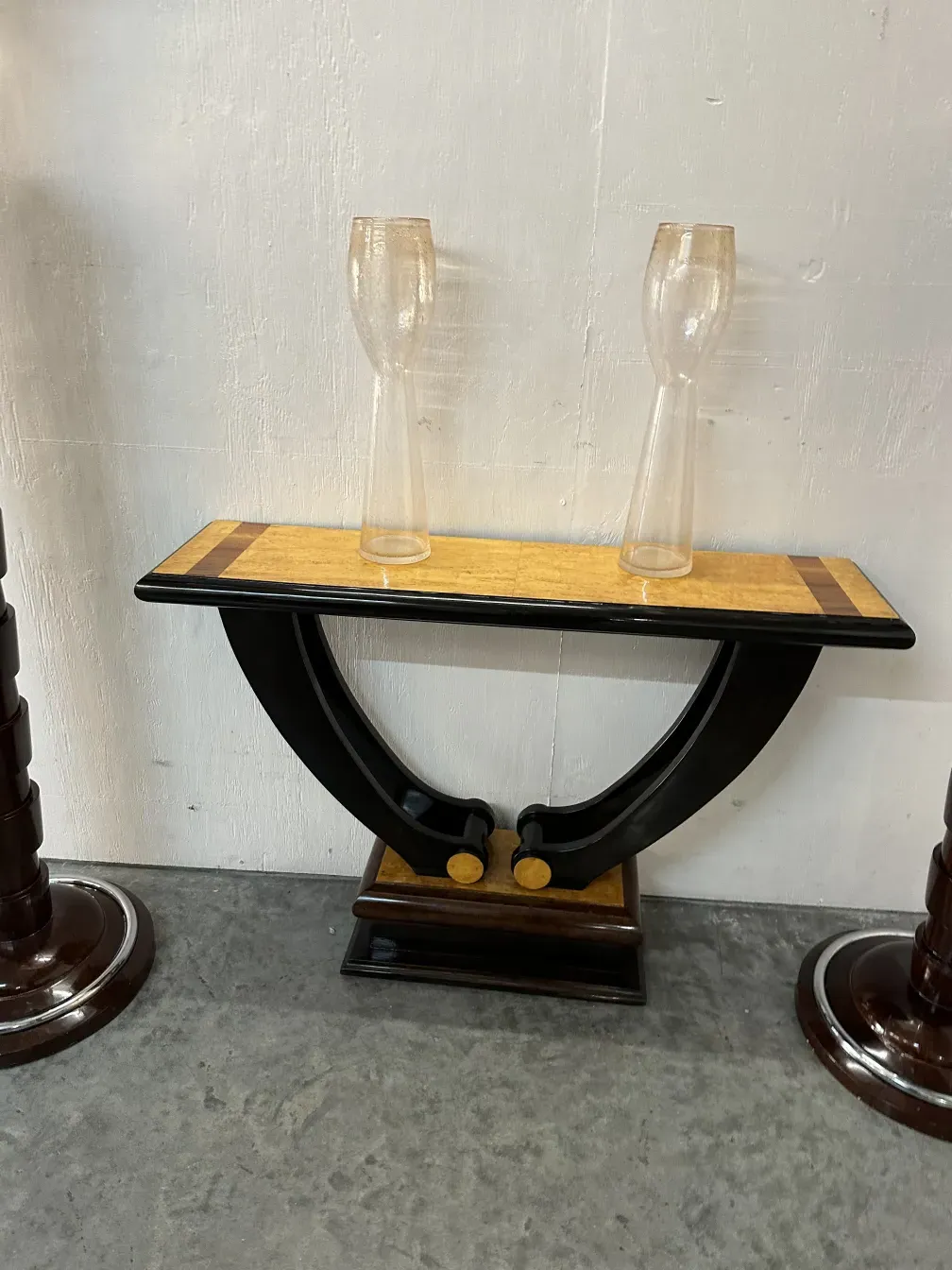 Deux vases antiques murano sur une table en bois.