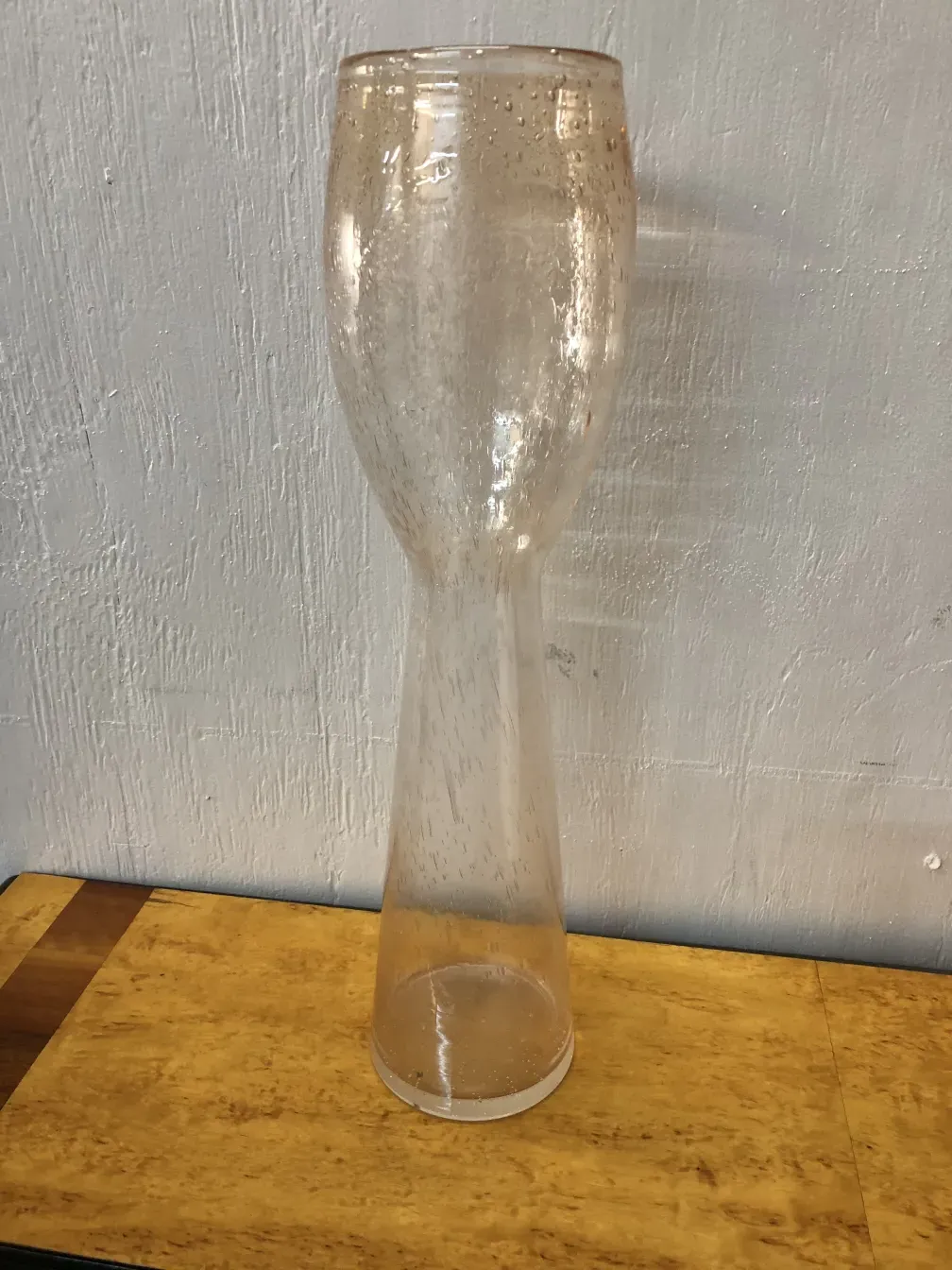 Dois vasos antigos de Murano em um fundo claro