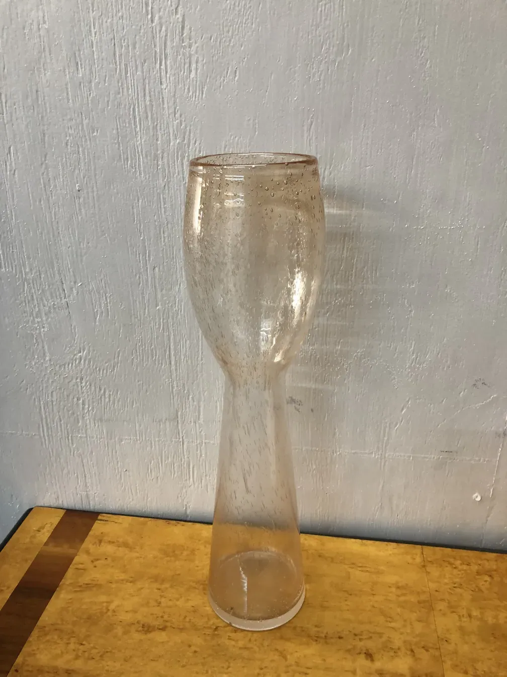 Vase ancien murano au design distinctif, embellissant un cadre élégant.