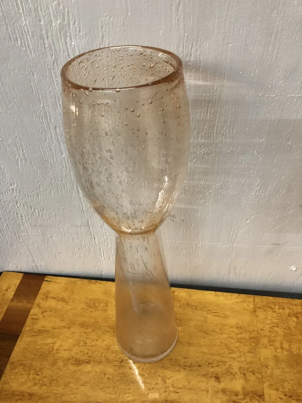 장식용 거품이 있는 두 개의 고대 무라노 꽃병, 클래식한 환경에 배치되어 있습니다.