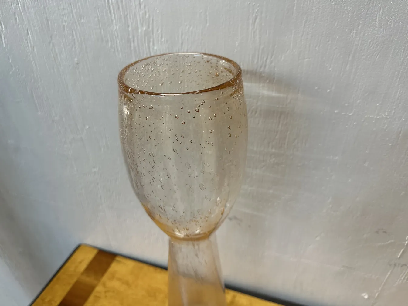 在浅色背景上展示的2个古董穆拉诺花瓶，带气泡