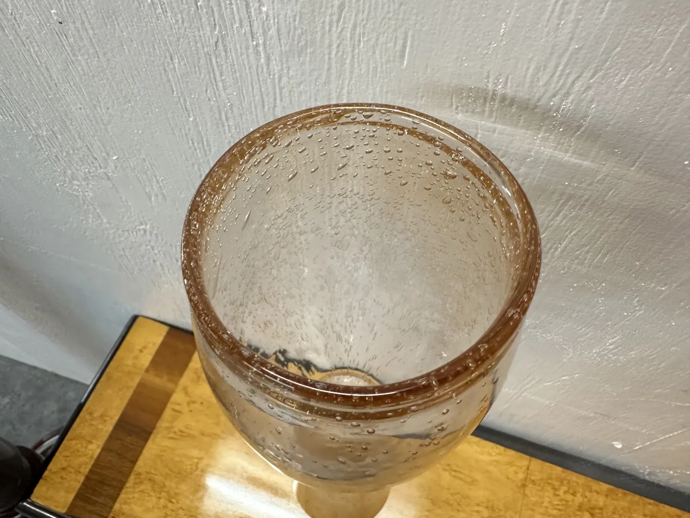 古いムラーノ花瓶2個、気泡とデザインの詳細。中性の背景。