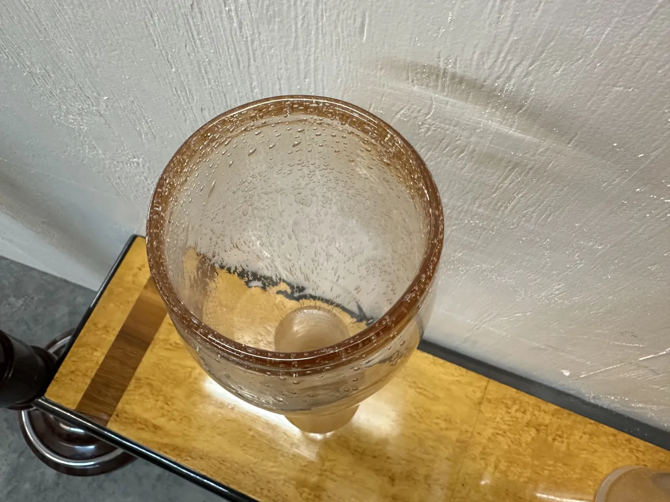 anciens vases de Murano sur un fond neutre.