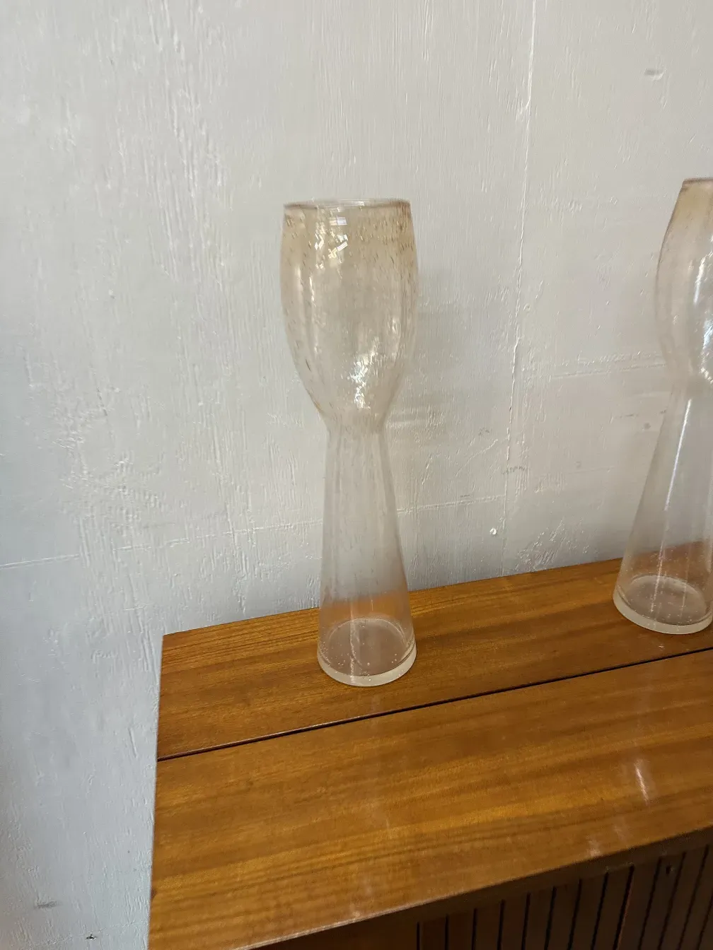 Deux vases anciens de Murano dans un cadre élégant, avec une finition claire et délicate.