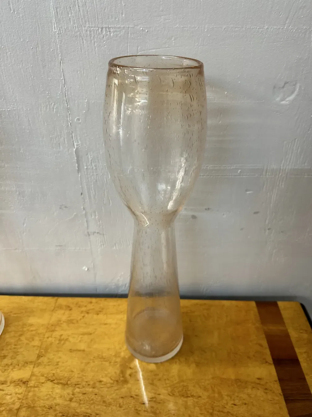 dois vasos antigos murano em um ambiente decorativo