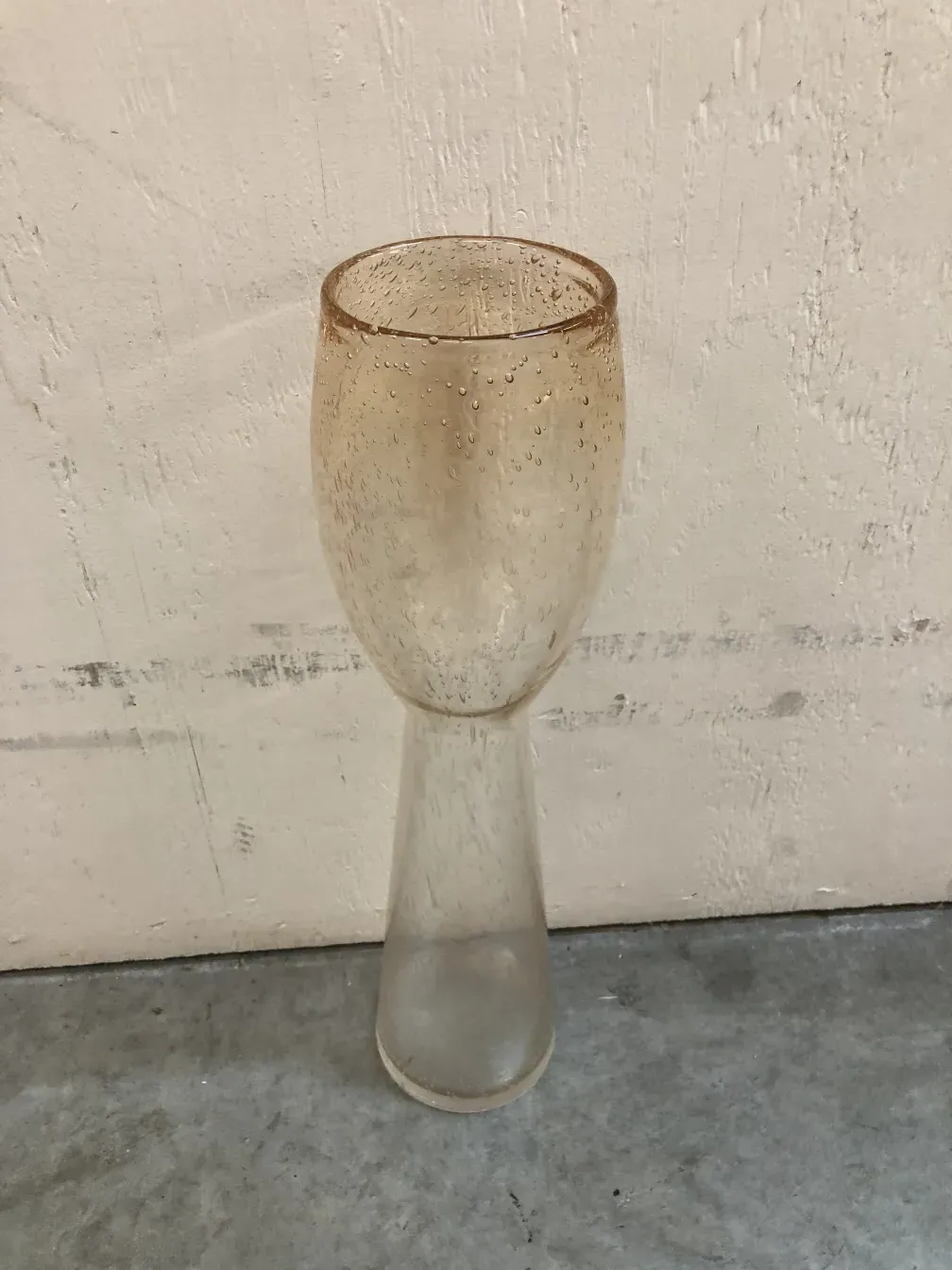 due vasi antichi murano con bolle decorative in un ambiente neutro