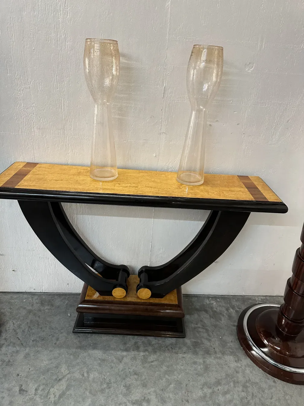 Dois vasos antigos Murano em base decorativa elegante