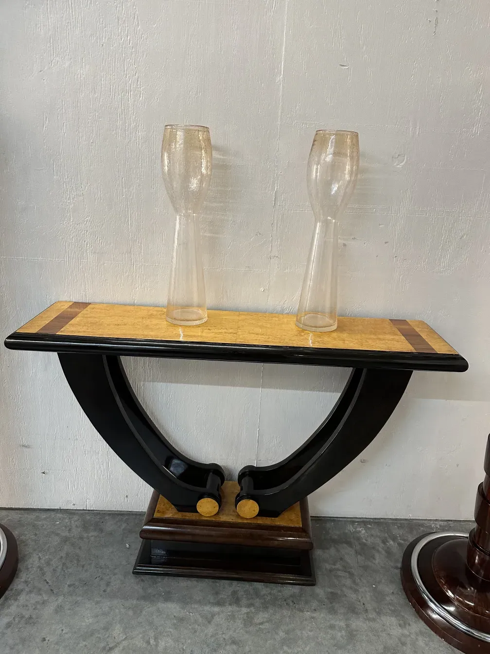 2个古董穆拉诺花瓶，装饰在桌子上。