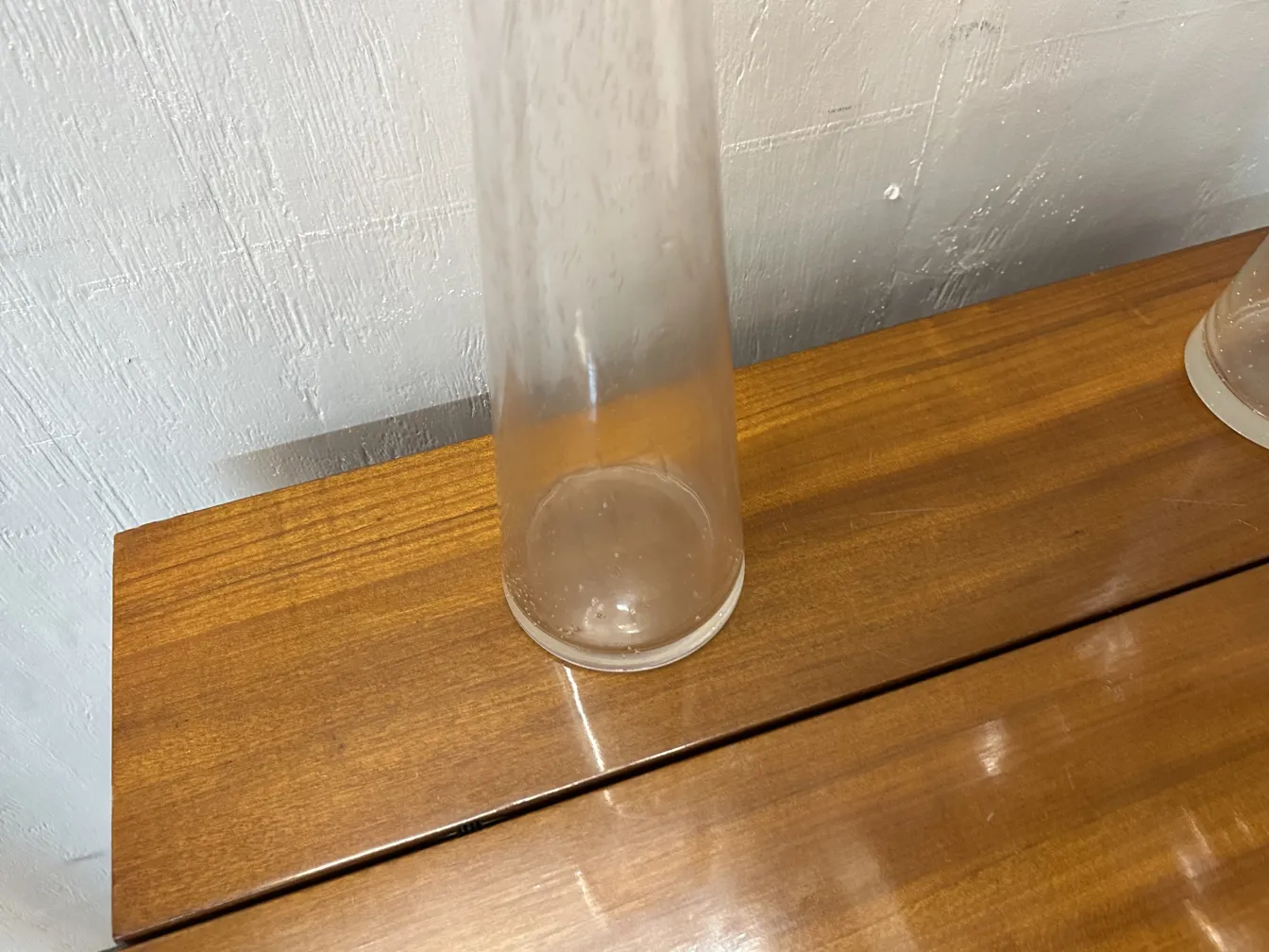 2 个古董穆拉诺花瓶在木桌上