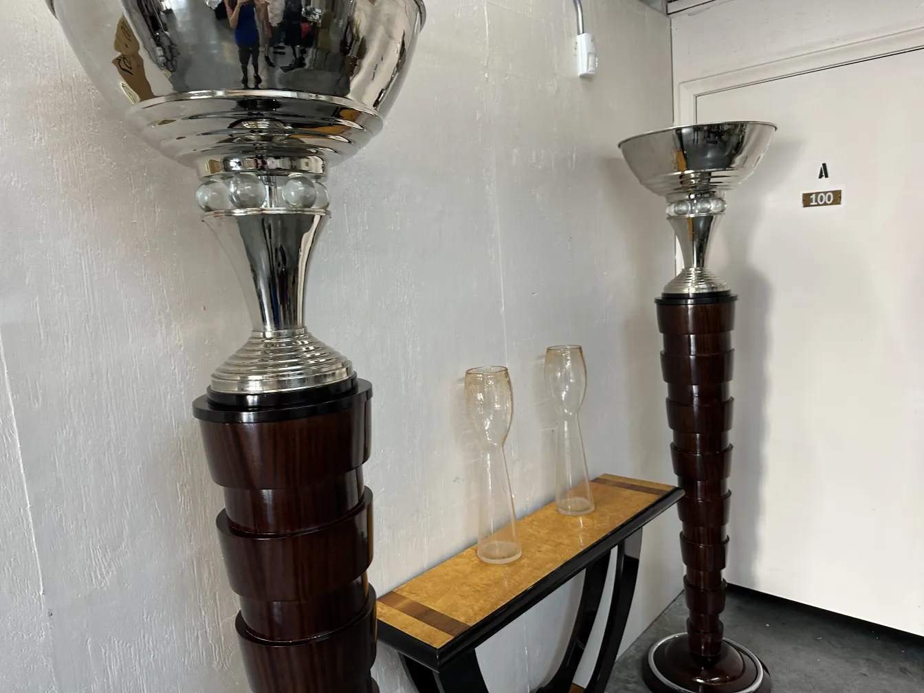 dois vasos antigos murano com bases elegantes e detalhes decorativos, ambiente moderno