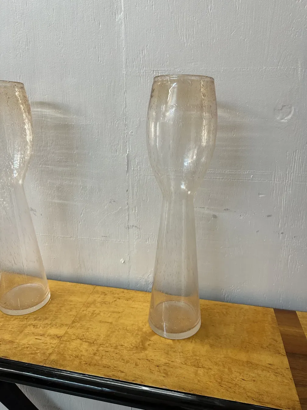 Eleganti vasi antichi murano con forme decorative.