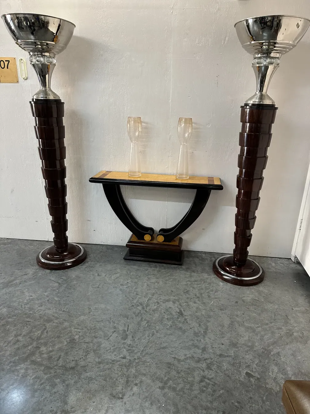 dos floreros antiguos de Murano en un entorno elegante