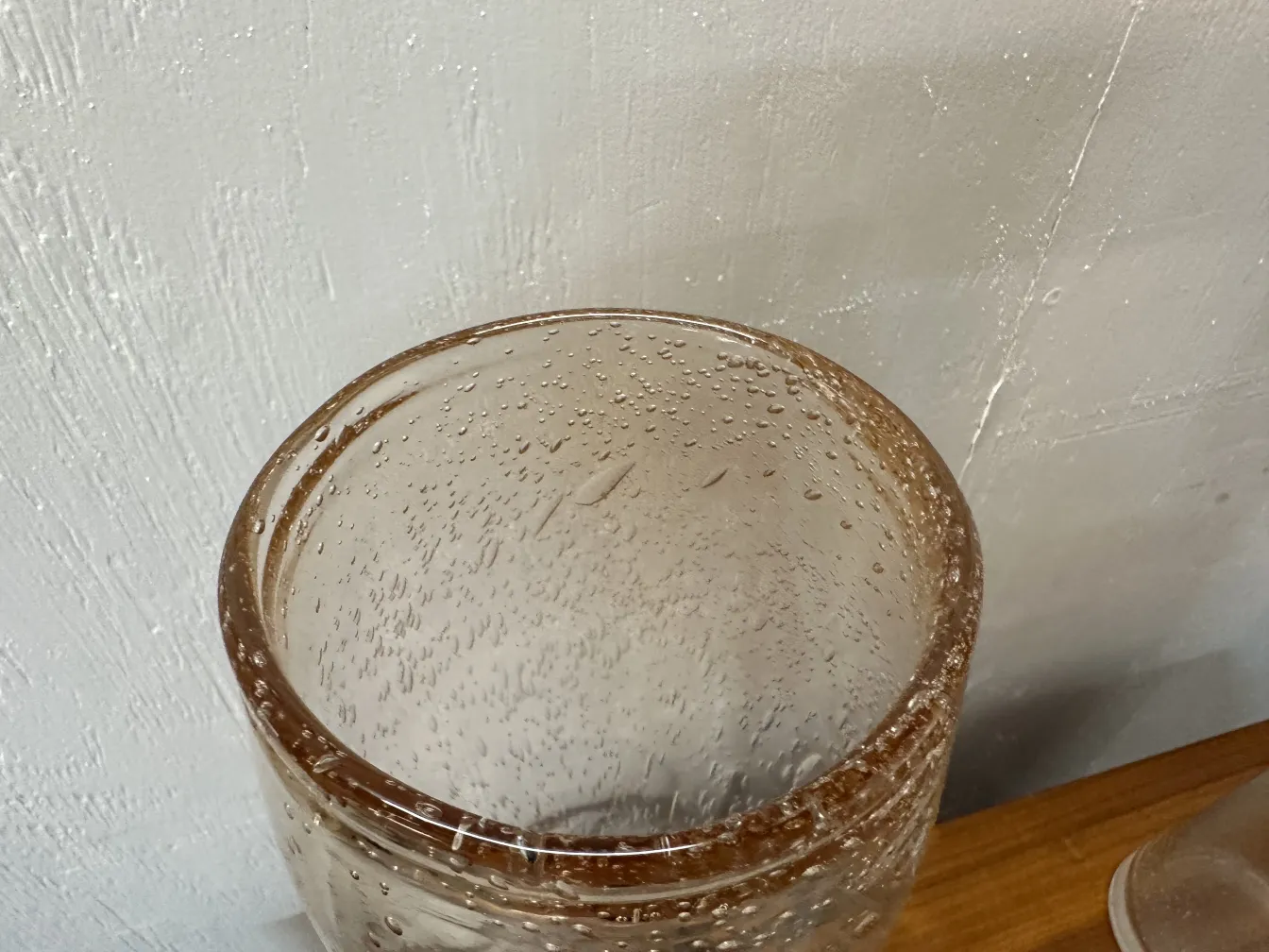 花瓶2個、気泡あり、テーブルの上