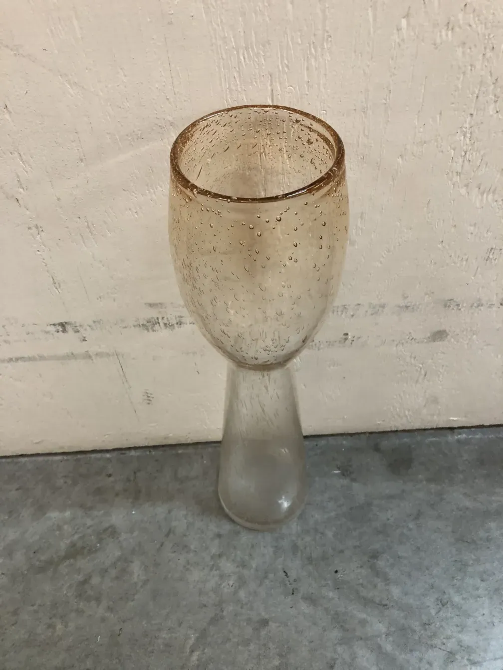 antichi vasi murano in tonalità chiare, decorativi ed eleganti, sfondo neutro