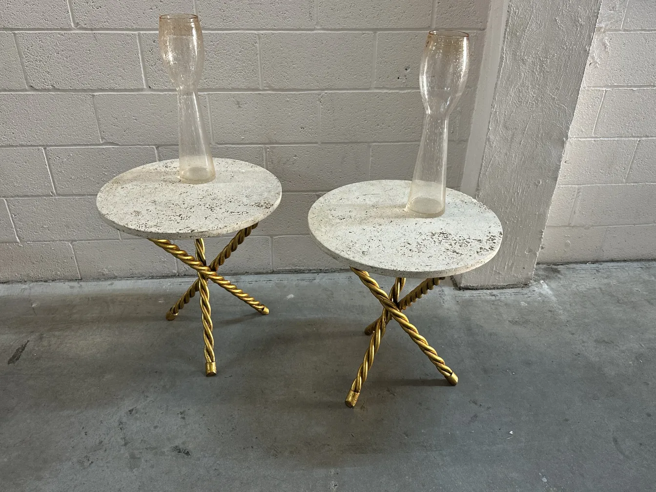 2 antike Vasen mit Murano-Design in dekorativer Umgebung