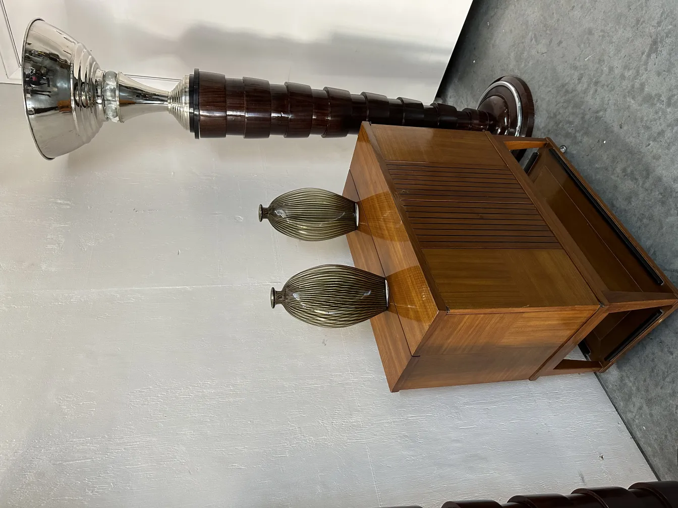 2 florero antiguo murano con detalles elegantes, junto a un mueble