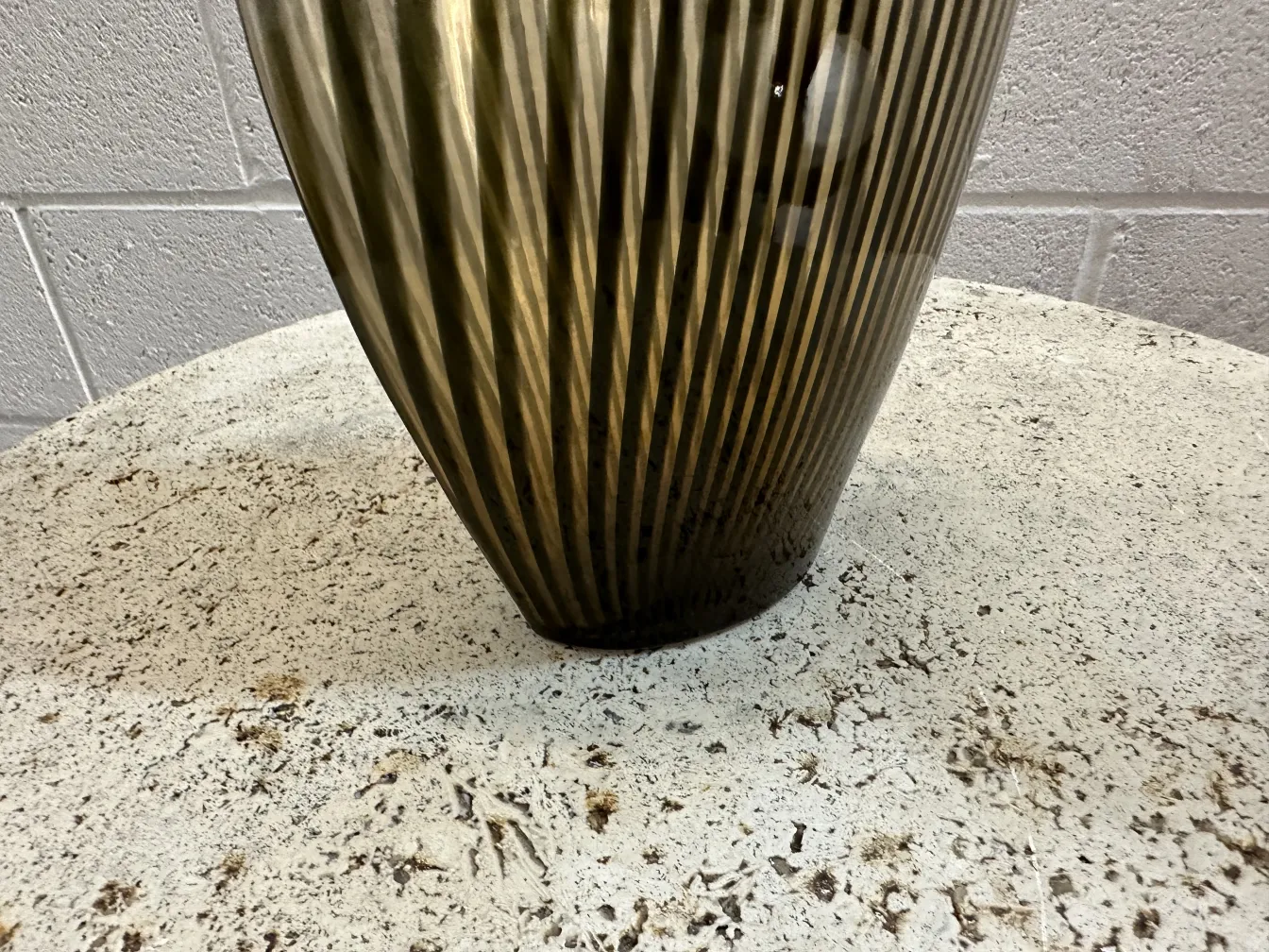 2 vasos antigos de Murano com design estriado sobre uma mesa