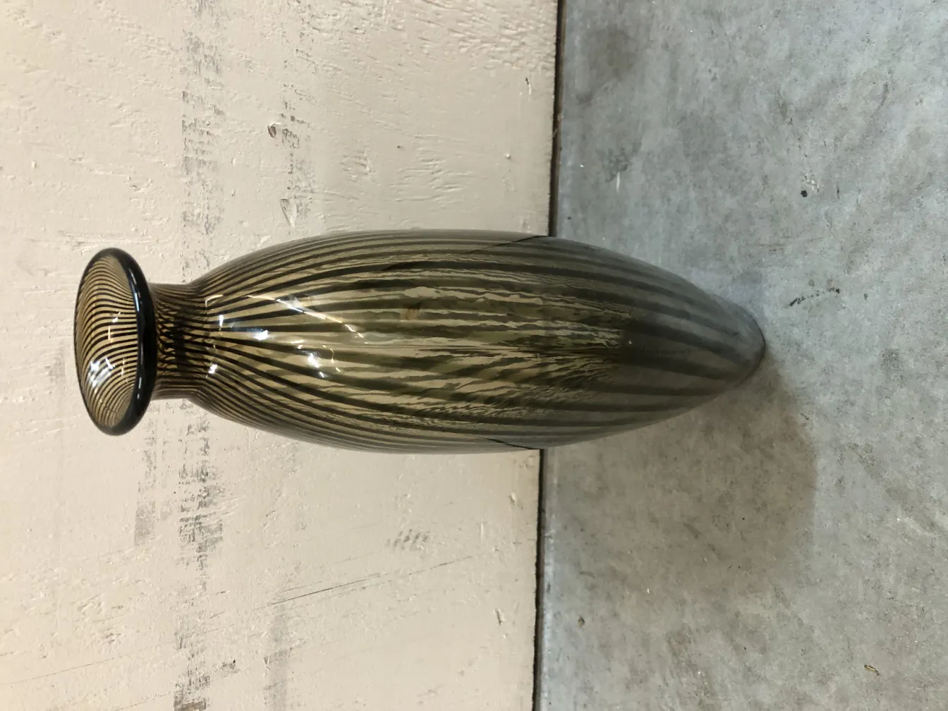 Dos florero antiguo murano con diseño estriado en color oscuro.