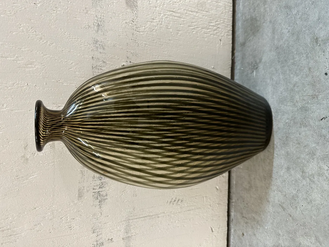 zwei antike Murano-Vasen mit elegantem Design in einer neutralen Umgebung.