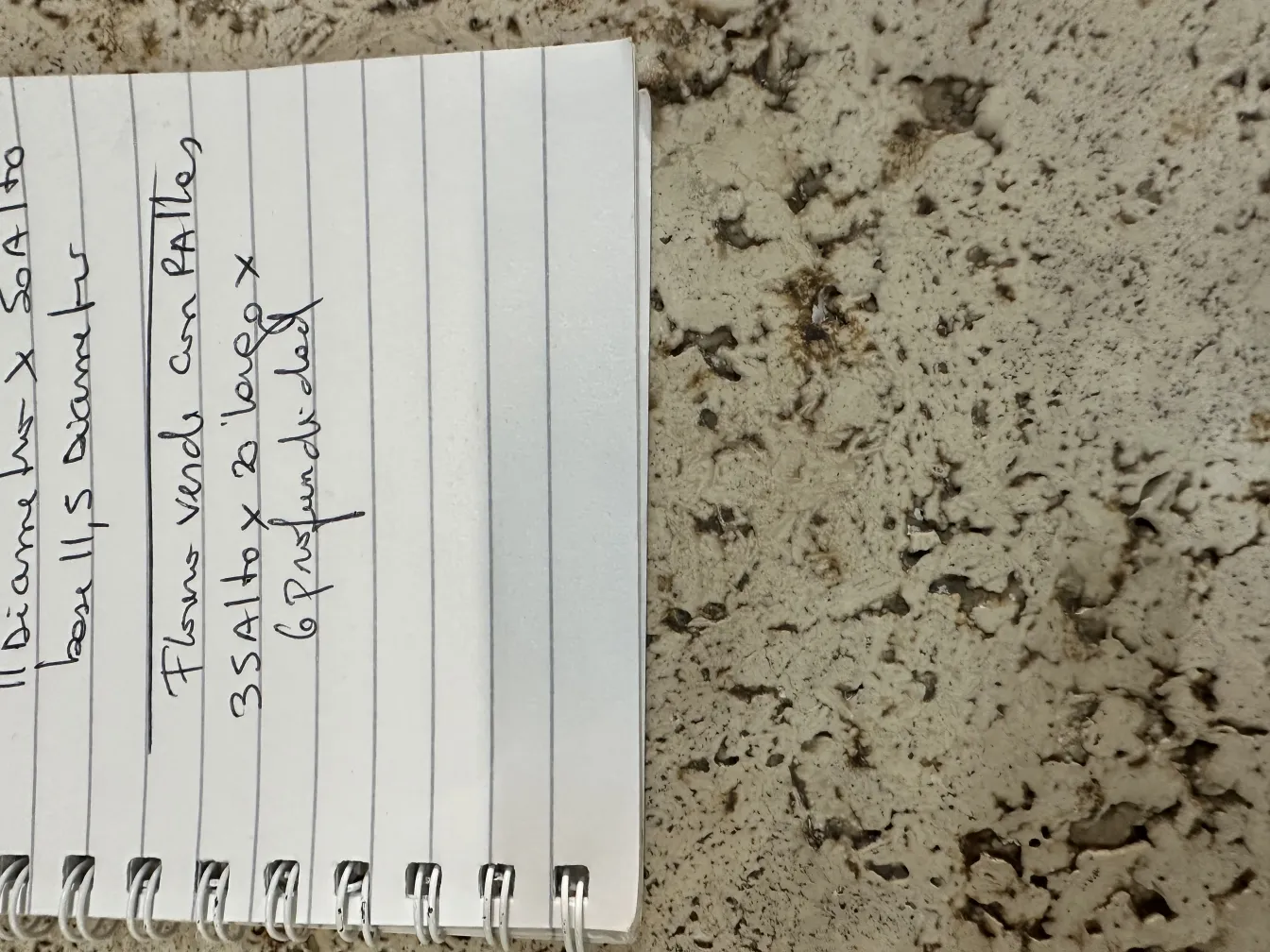 zwei antike murano vasen mit dekorativen details in einem innenraum