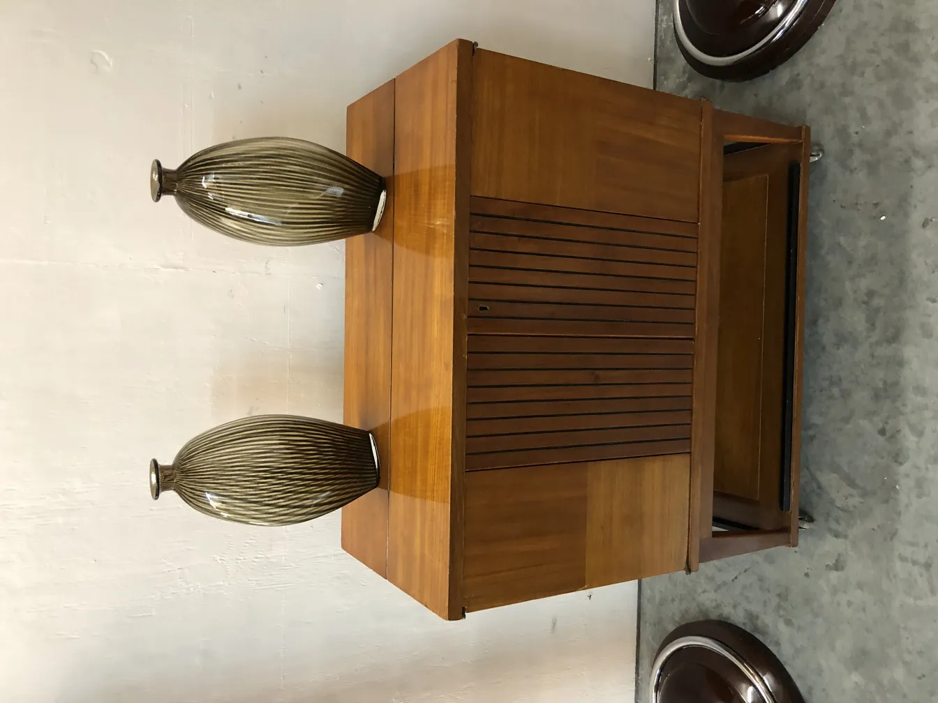 2 antike Murano-Vasen mit eleganten Formen, neutraler Hintergrund