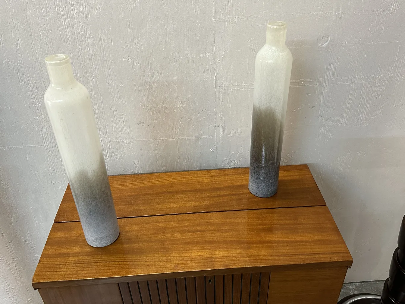 dois vasos antigos murano em fundo de madeira