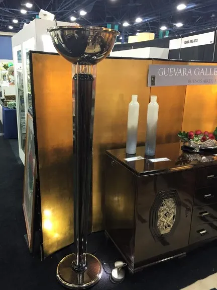 اثنان من مزهرية قديمة مورا في بيئة زخرفية