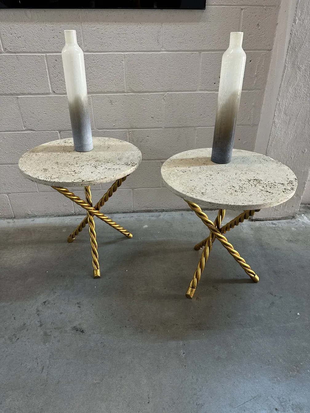 Dois vasos antigos de Murano, decorativos, em um ambiente simples com bases douradas.