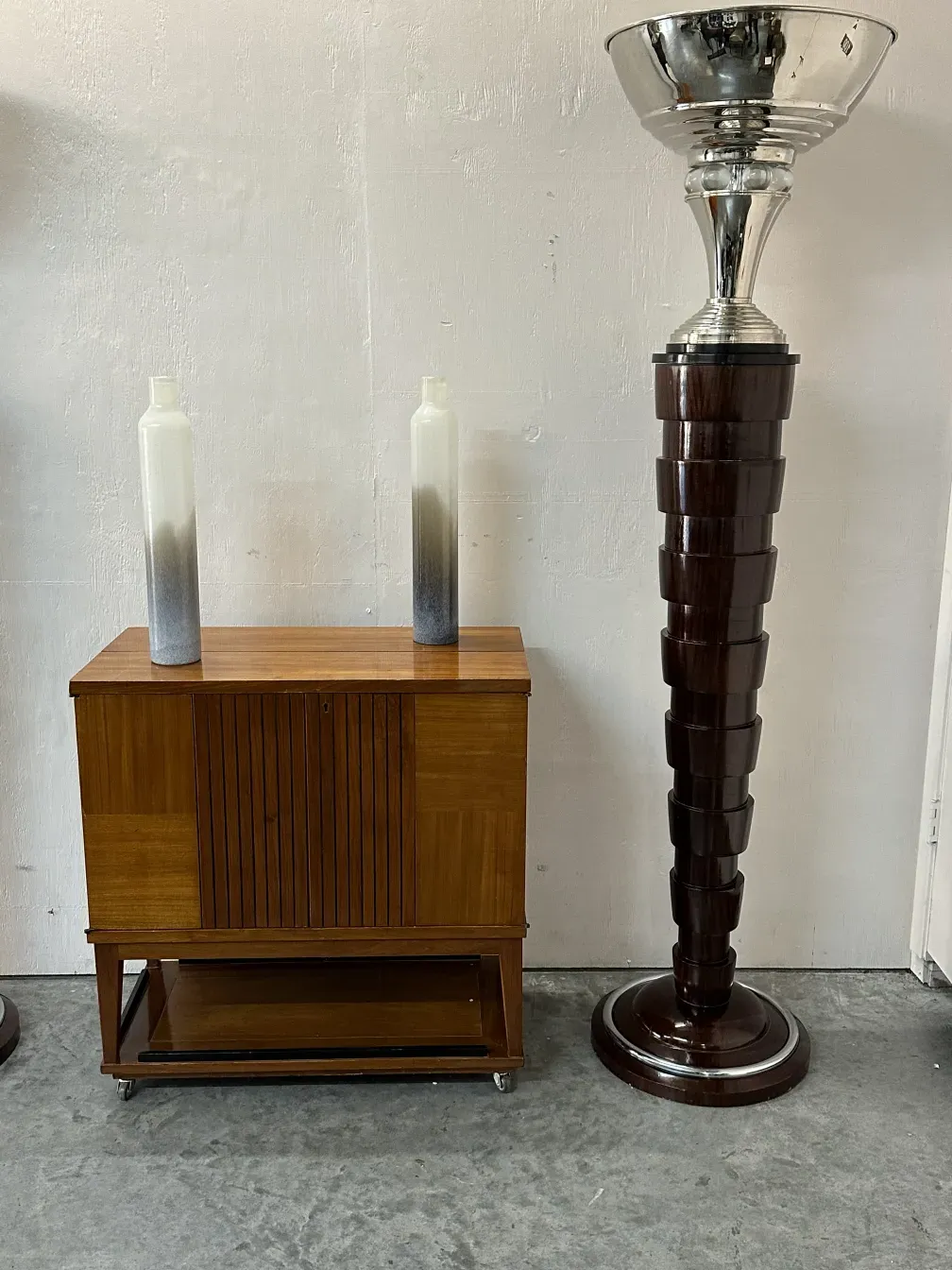 Set di 2 vasi antichi Murano in un ambiente decorativo