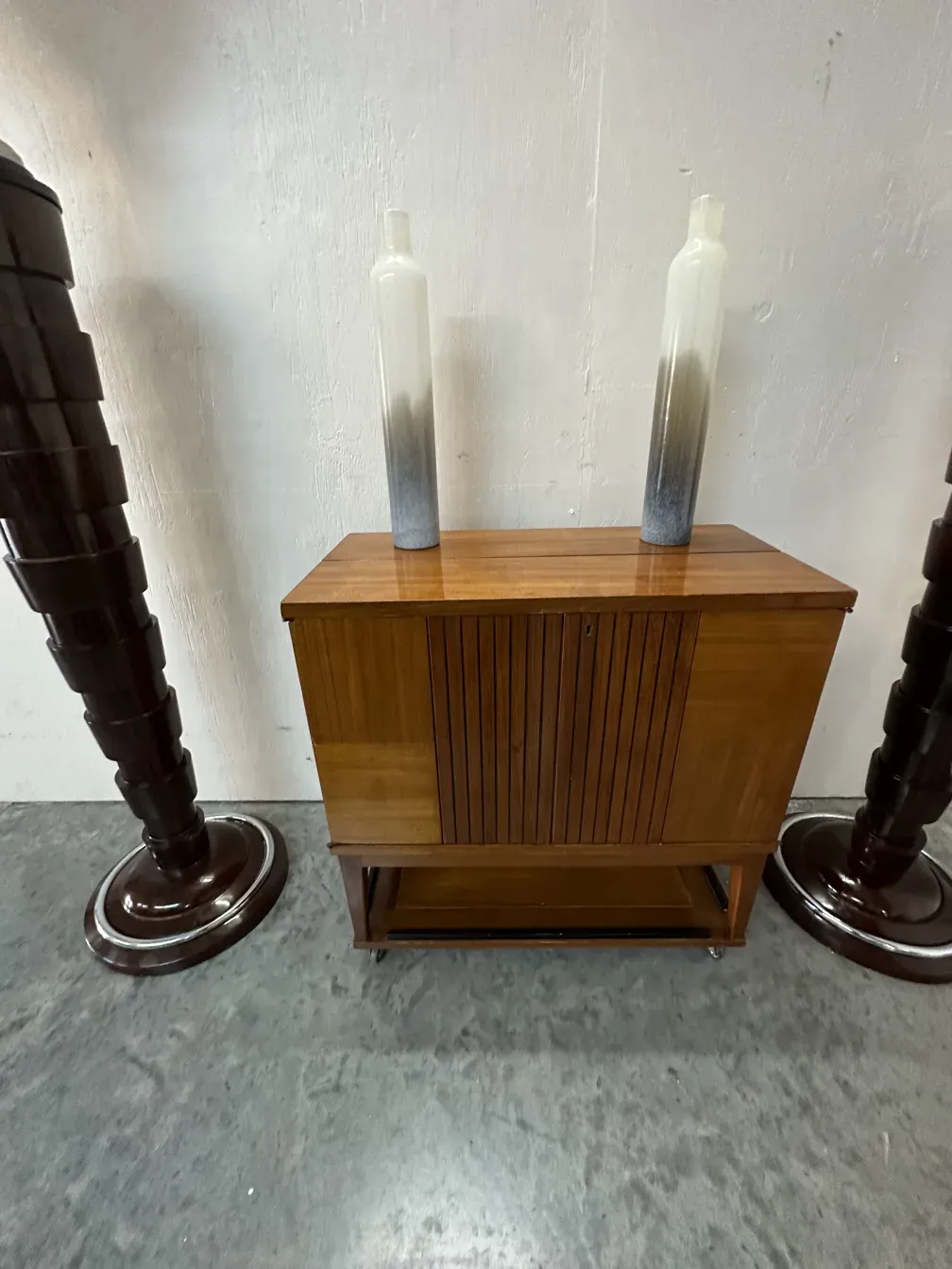 dois vasos antigos de Murano com base decorativa