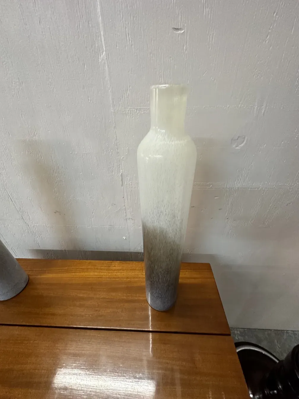 deux vases anciens murano avec finition élégante sur une table en bois