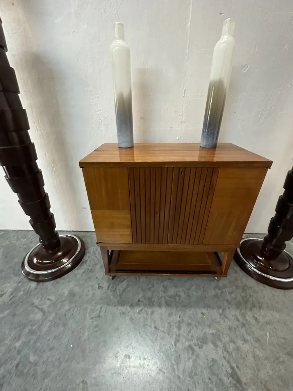 Dois vasos antigos de Murano com detalhes elegantes em um ambiente neutro.