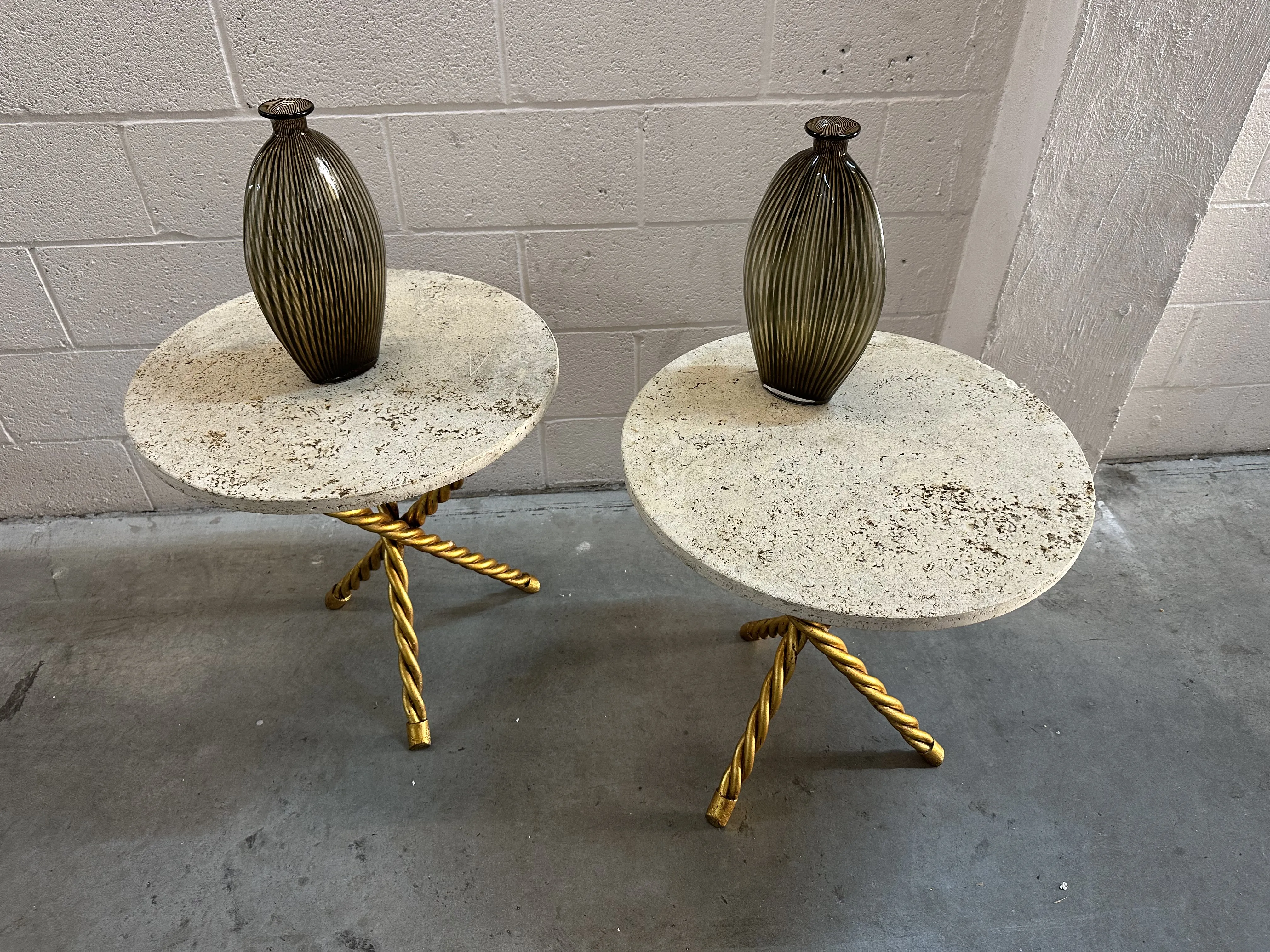 vaso de murano antigo em mesa com superfície clara