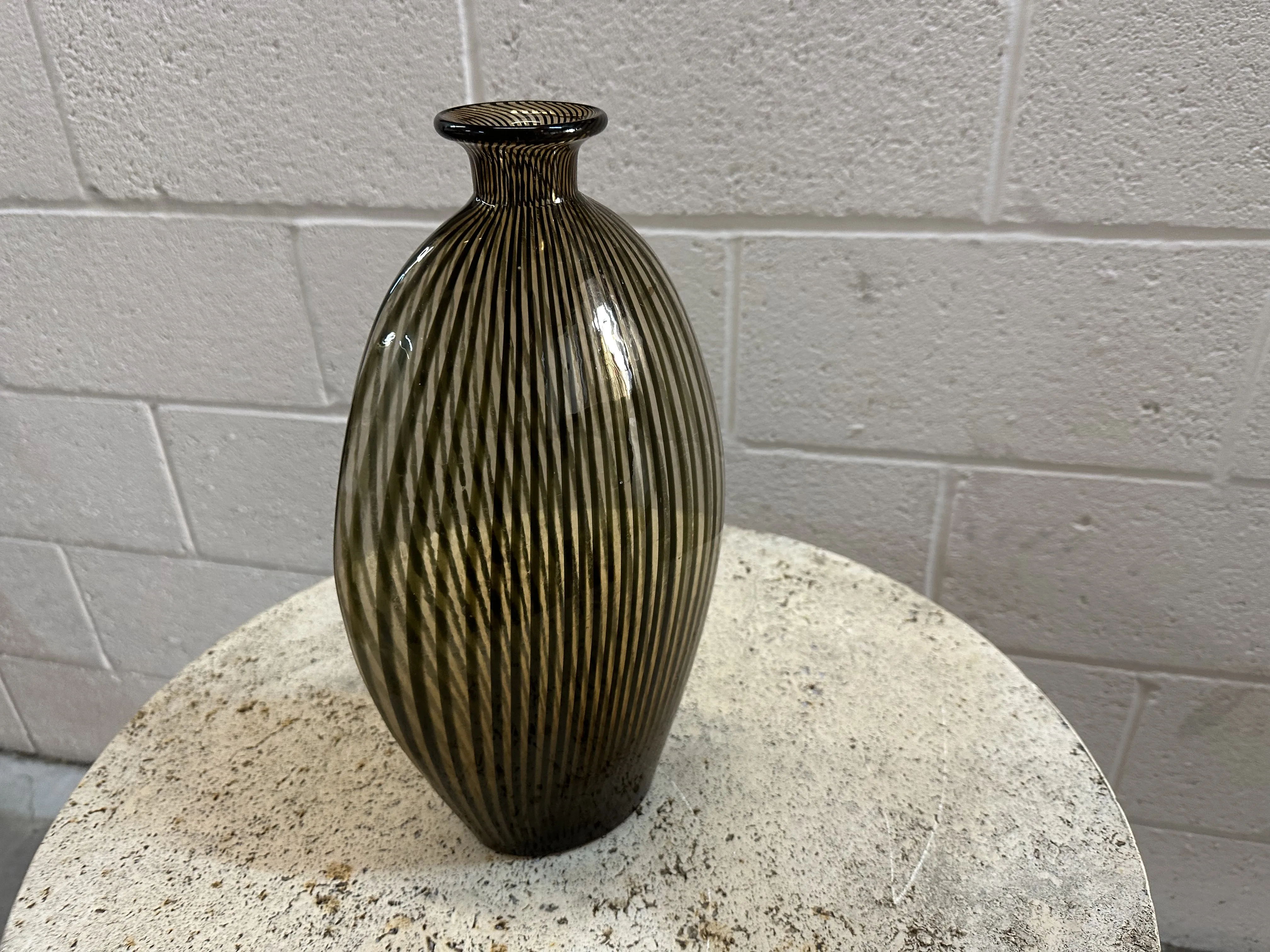 Vase Murano ancien avec forme stylisée en gris.